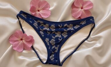 découvrez comment porter un tanga en dentelle discrètement et élégamment sous vos vêtements préférés pour un confort optimal et une touche de séduction au quotidien.