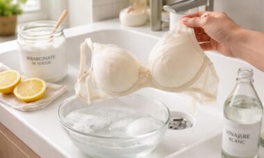découvrez des astuces efficaces pour déjaunir un soutien-gorge blanc et lui redonner toute sa blancheur et son éclat comme au premier jour.